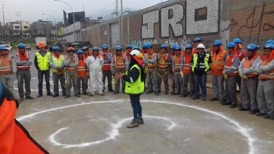 Equipo de trabajadores en una charla de seguridad